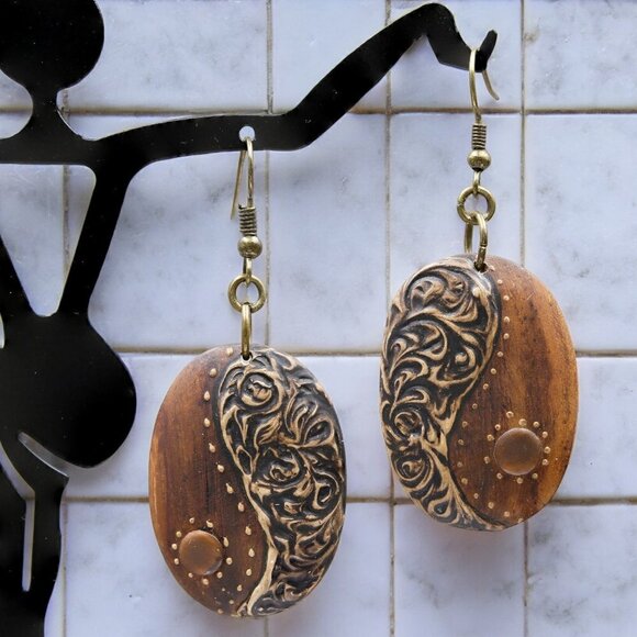 Engraved Wood Earrings Handcrafted - Picture 4 of 4